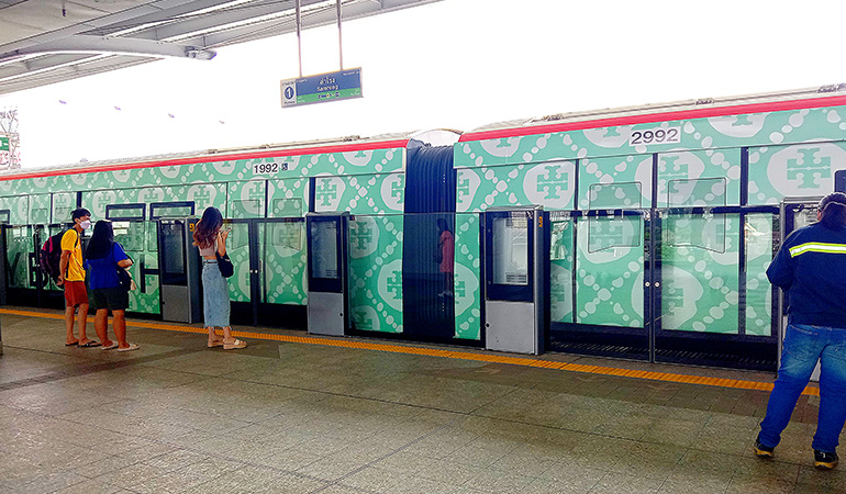 個性的なタイの電車広告